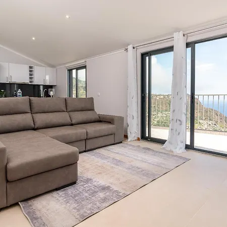 Casa Raimunda, Big With Amazing Views アパート アルコ・ダ・カリェタ
